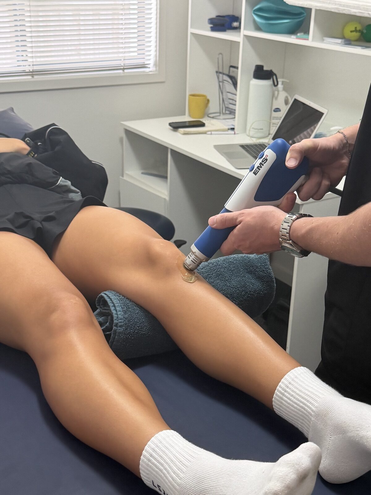 Shockwave therapy applied to the knee